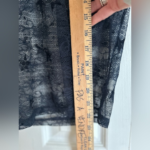 ❤️ 3/$15❤️ Stretch Lace crew neck - Picture 3 of 7